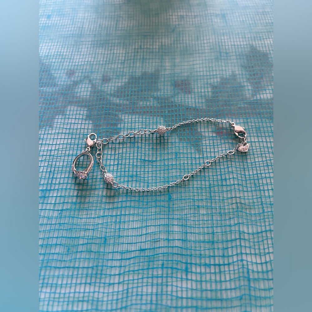 Swarovski Charm Carrier Rhodium Plated Bracelet with one charm NIB 1066545 18CM